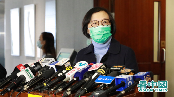 食物及卫生局局长陈肇始1月30日出席立法会卫生事务委员会的紧急会议。