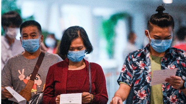 中共肺炎蔓延，馬來西亞禁止湖北人入境，圖為1月29日，馬來西亞機場乘客手拿馬來西亞衛生部門派發的健康申報表