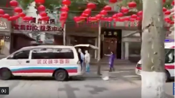 水果湖步行街，據稱湖北省委司機一家有4口人感染疫情。（視頻截圖）
