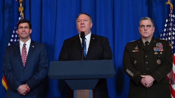 美國國務卿蓬佩奧（Mike Pompeo）（中）、國防部長埃斯珀（Mark Esper）（左）、參謀長聯席會議主席美國陸軍將軍米爾利（Mark A. Milley）（右）（圖片來源：NICHOLAS KAMM/AFP via Getty Images)