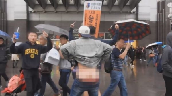 3名中共“高官三代”日前在台北101大楼前，脱裤子露出臀部，挑衅辱骂台湾民众，被警方当场拘捕。（视频截图）