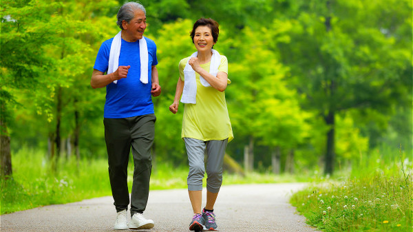 堅持適量運動對延緩衰老有促進作用。