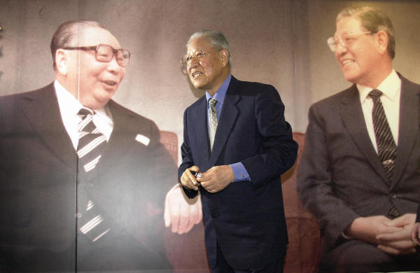 台湾前总统李登辉2004年5月16日在他的新书布会上，介绍他与赞助人前总统蒋经国之间的关系。