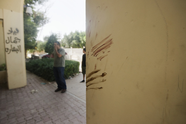 2012年9月13日，美國駐班加西領事館正門的牆壁上沾滿了被殺美國人的鮮血。