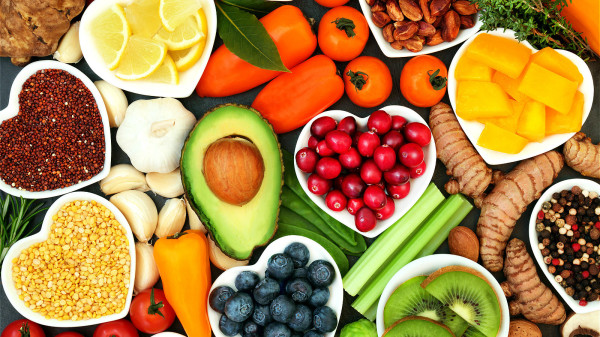 注意平衡膳食、結構多樣、穀類為主，多吃蔬果等對延緩衰老有促進作用。