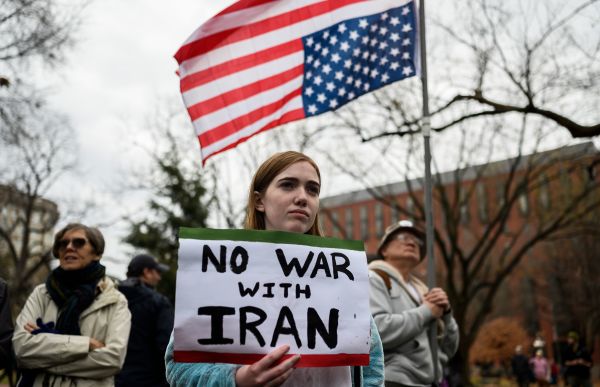 2020年1月4日，在白宫前举行的反战抗议活动上，一名女子举着”不要与伊朗开展“的牌子。