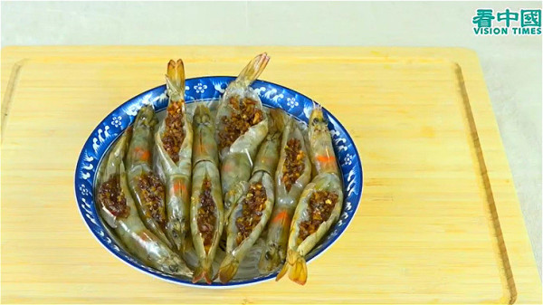 聚会美食：年菜上桌蒜蓉粉丝蒸虾