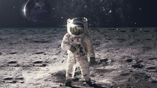 宇航员阿姆斯特朗踏足月球，他的一小步，标志着人类的一大步。