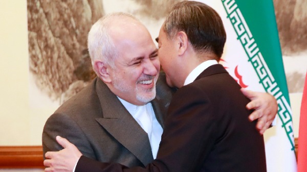中共外交部长王毅与伊朗外交部长扎里夫（图片来源：HOW HWEE YOUNG/Getty Images）