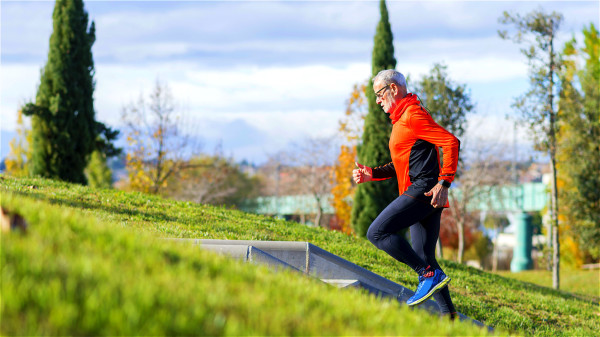上了年紀的人關節退化，上下樓梯或爬山會加速關節老化。