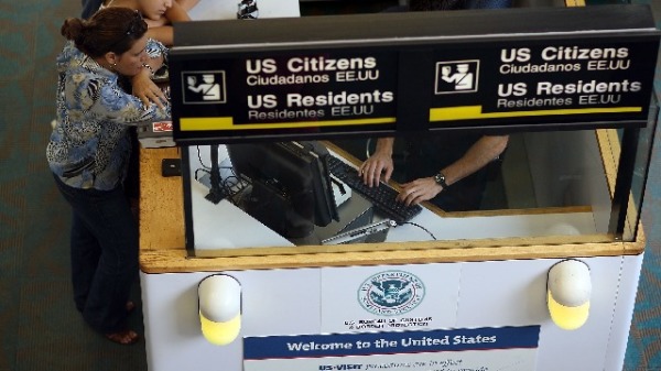 美国海关在上半年截获大批寄自中国和香港的美国假驾照，疑制造假驾照意图操纵美国总统大选。（图片来源：Joe Raedle/Getty Images）