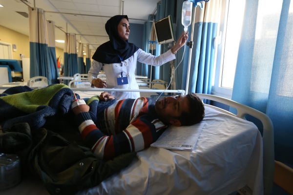 2020年1月7日，一名伊朗護士正在照顧一名男子在踩踏事故中受傷的男子。