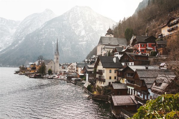 阿尔卑斯山区一座奥地利小村庄据传为迪士尼动画“冰雪奇缘”艾伦戴尔王国灵感来源，所以一夕爆红，每天涌入上万名观光客，令居民不堪其扰。