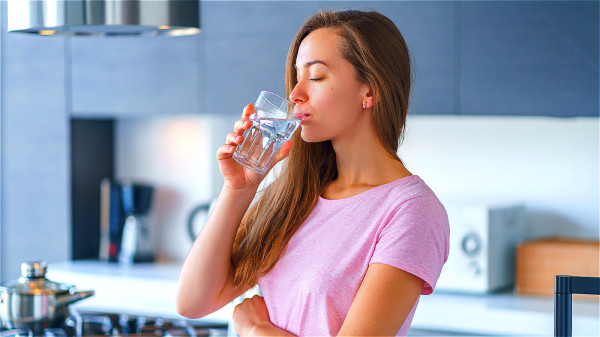 对于没有基础疾病者，要掌握好喝水时机，如清晨起床、三餐前一小时等时间段喝水。