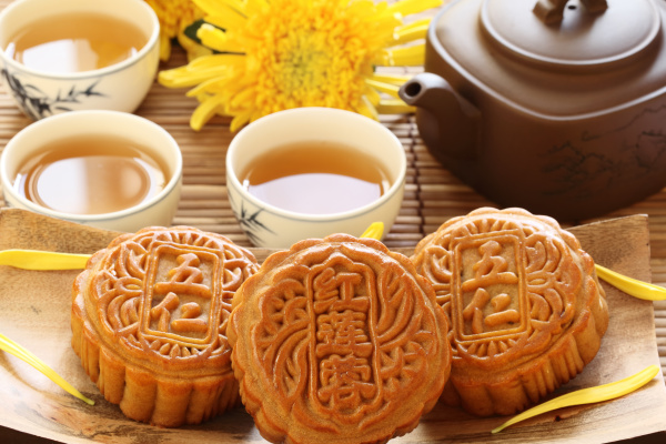中秋吃月饼的习俗，虽说从唐代中期就开始当作祭品来食用，但最为人所知的却是与明朝开国皇帝朱元璋有关。