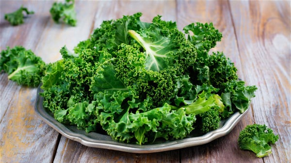 綠葉蔬菜在食用相同的熱量下，提供的鈣更多。