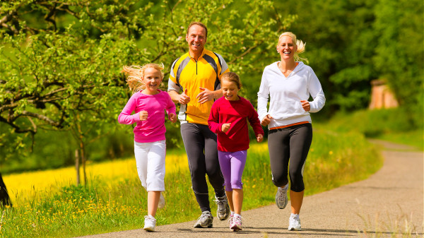 步行或跑步等能够起到提高骨强度的作用。