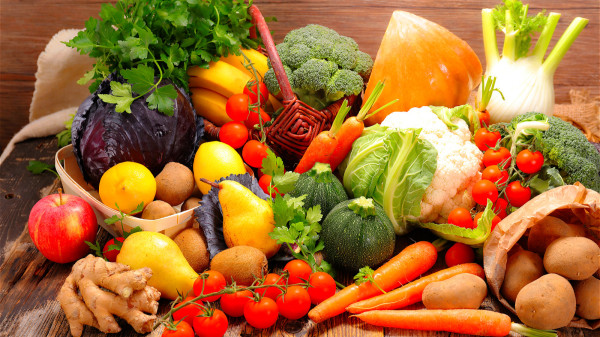 新鲜的蔬菜和水果里都富含丰富的钾，这些食物都可以多吃。