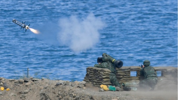 2019年5月30日，一名士兵在臺灣南部屏東縣進行的第35屆「漢光」（Han Glory）軍事演習中發射了標槍導彈。