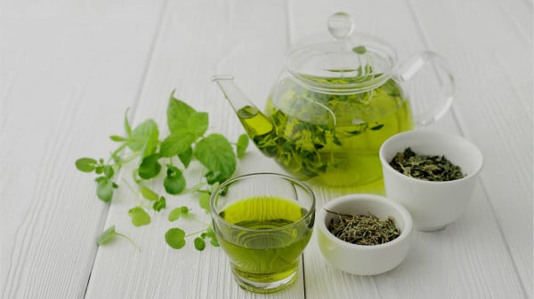 绿茶中的儿茶素，对抑制肿瘤细胞生长有益。