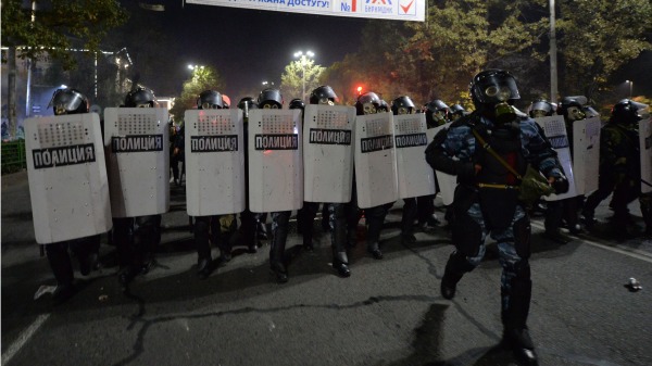 2020年10月5日在吉尔吉斯斯坦比斯凯克举行的议会投票结果集会期间，防暴员警采取行动驱散抗议者