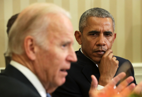 圖為2016年10月時的時任美國總統奧巴馬（右）和副總統拜登（左）。 