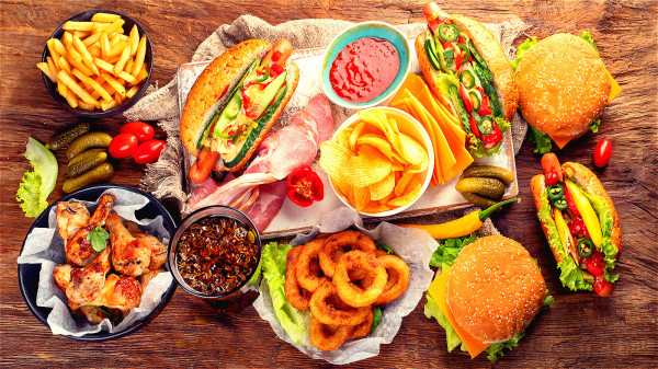 长期食用油炸食物会在身体中产生大量脂肪，加速身体衰老。