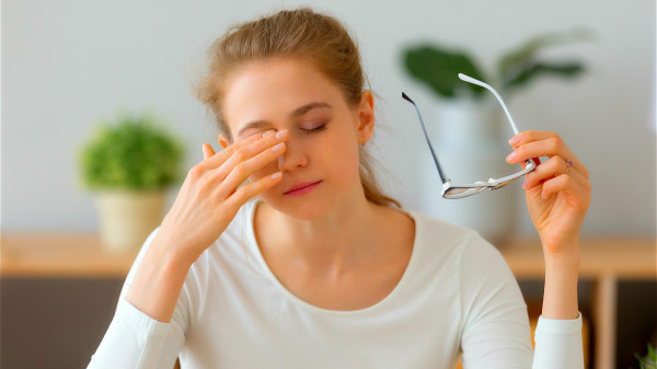 中医护眼，要让眼睛多休息，避免眼睛过度疲劳。