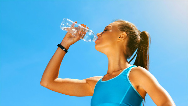 人每天對水的需求量大約是2000毫升左右，不宜過量。