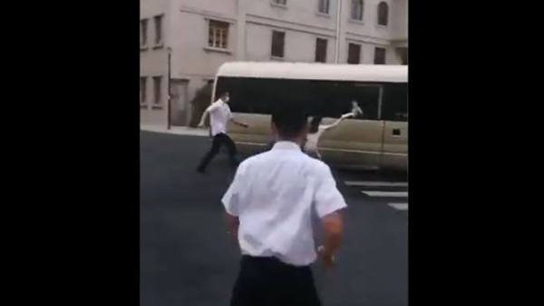 视频显示，习的车辆离开时，一女子突然冲上去。