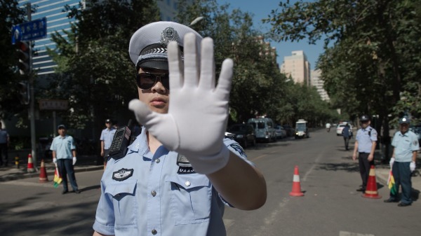 中国警察封锁道路