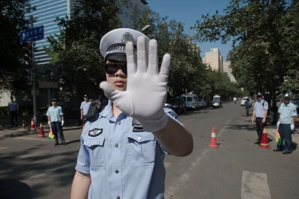 老外幽默諷刺大實話：中國警察就是實在。