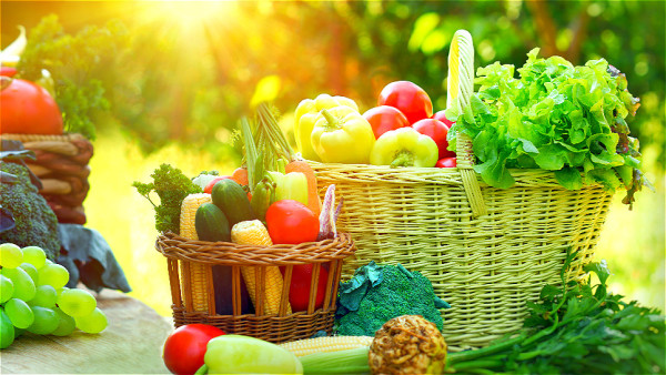 许多食物可能对眼睛有好处，包括水果、绿叶蔬菜和鲑鱼等
