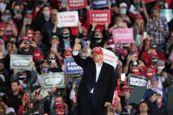 圖為川普總統2020年10月14日在愛荷華州德梅因市的競選集會上。（圖片來源：Scott Olson/Getty Images）