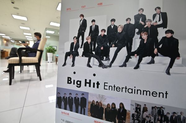 韩国娱乐经纪公司 Big Hit Entertainment 股票今日首度在韩股挂牌交易，开盘短短几分钟后股价由原本的每股13万5000韩元（118美元）定价，飙涨33万韩元。