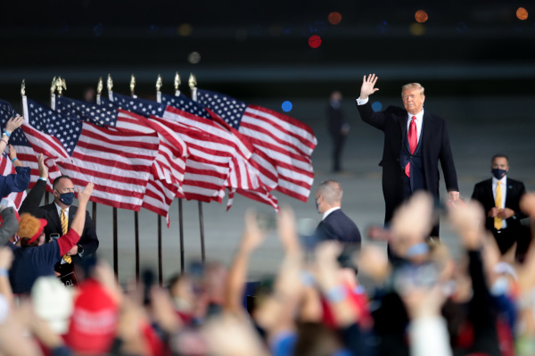 2020年10月14日，川普总统到达爱荷华州在首府得梅因市（Des Moines）国际机场举行竞选集会。（图片来源：Scott Olson/Getty Images）