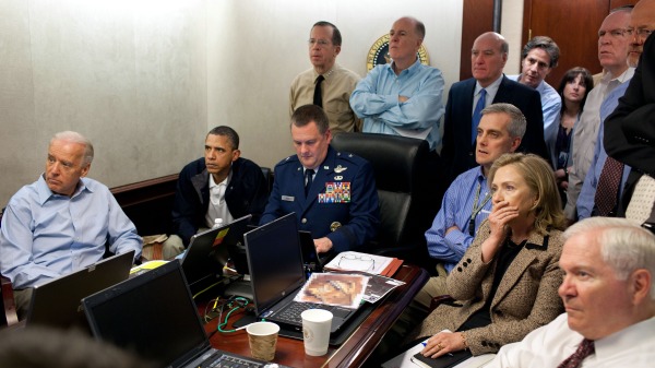 2011年5月1日，时任总统奥巴马、副总统拜登、国务卿希拉里和国家安全团队成员在白宫收看对本･拉登的斩首任务。