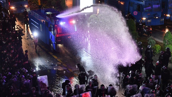 2020年10月16日在曼谷举行的反政府集会中，警察使用水炮驱散示威者。
