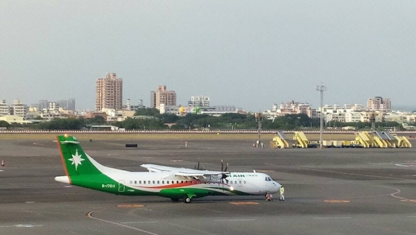 香港情报区拒绝立荣包机飞东沙，仅告知有危险活动，考量飞航安全，立荣航班折返。图为立荣ATR72-600同型机。