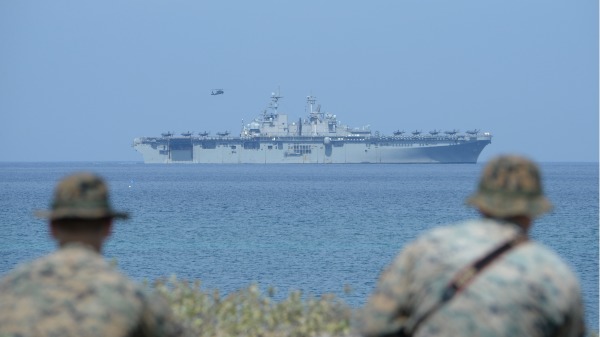 2019年4月11日，美国海军陆战队在两栖着陆演习期间，在甲板上观看美国海军多用途两栖攻击舰“ USS Wasp”承载的F-35战斗机，这是美菲年度联合军事演习的一部分，在圣安东尼奥市的海岸上， 面朝南中国海。（图片来源：TED ALJIBE/AFP via Getty Images）