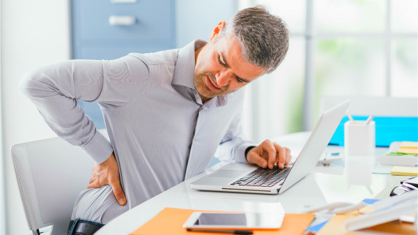 男性腰疼，可能是肾脏损伤，也可能是腰部腰椎或腰肌异常。