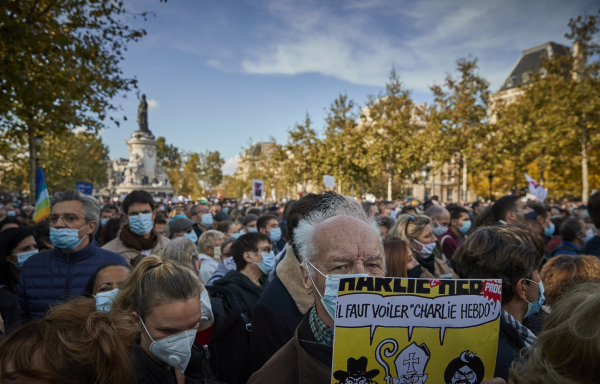 10月18日，法國抗議者在共和廣場舉行的反恐怖主義示威，一男子拿著諷刺報紙《查理週刊》的副本。