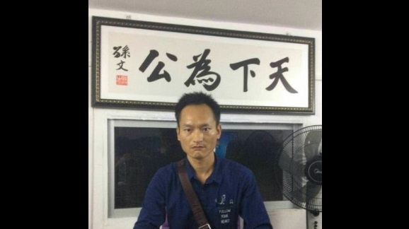 湖北省赤壁異議人士袁兵在監獄服刑三年後獲釋，但他近日稱遭到警方無故抽血、按壓指紋等。