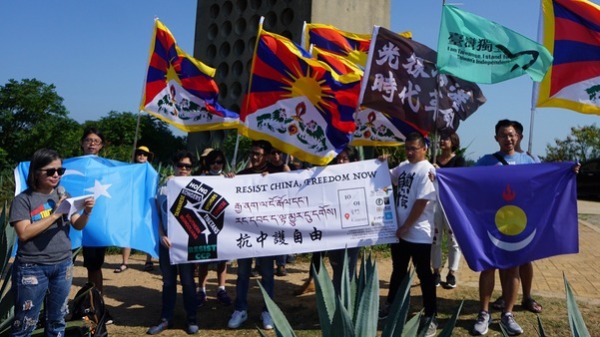 中華人民共和國十一建政這天，全球有一百五十多個團體，於六十一個城市發起「抗中護自由」的行動。台灣西藏人權連線和多個本地團體，也在金門同步發布口號，譴責北京政府，呼籲各國一同抵抗其霸凌。