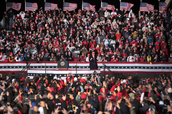 圖為2020年10月17日，川普總統威斯康星州舉行競選集會的場面。（圖片來源：Scott Olson/Getty Images）