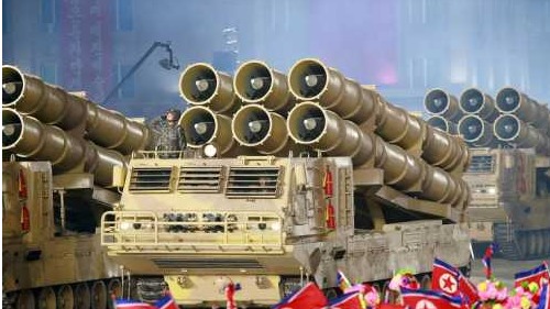 10日，朝鲜在建党75周年阅兵仪式上公开的大型六管火箭弹