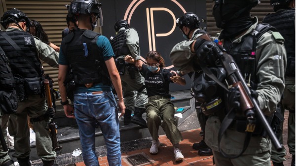 反送中运动中，香港警员暴力对待示威民众。图为2020年7月1日，大批警方围捕一名手无寸铁的女子。（图片来源：Getty Images）