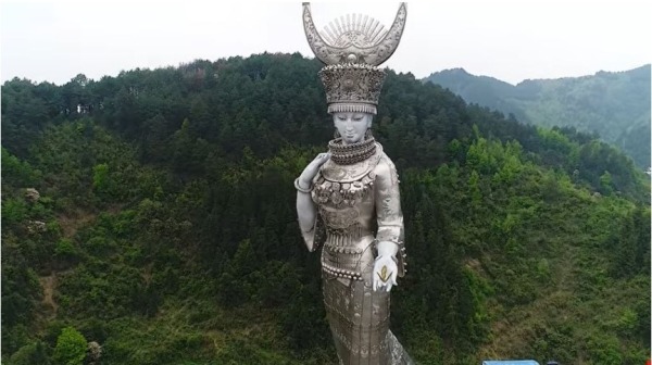 贵州剑河县88米世界最大苗族女雕像仰阿莎，耗资人民币8600多万元建成。（图片来源：视频截图）