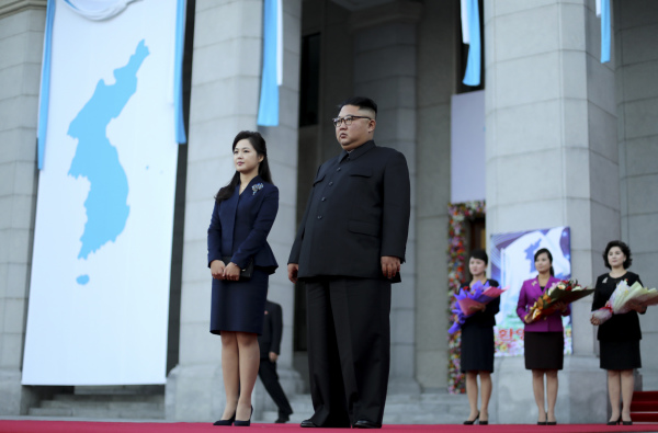 2018年9月18日，金正恩和他的妻子李雪主在平壤大剧院等待韩国总统文在寅。