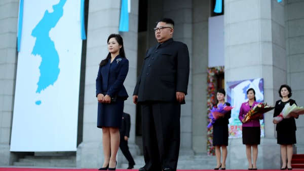 2018年9月18日，金正恩和他的妻子李雪主在平壤大剧院等待韩国总统文在寅